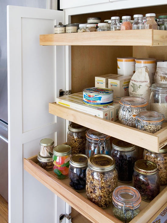 Kitchen Organization - Pull Out Shelves in Pantry - Remodelando la Casa